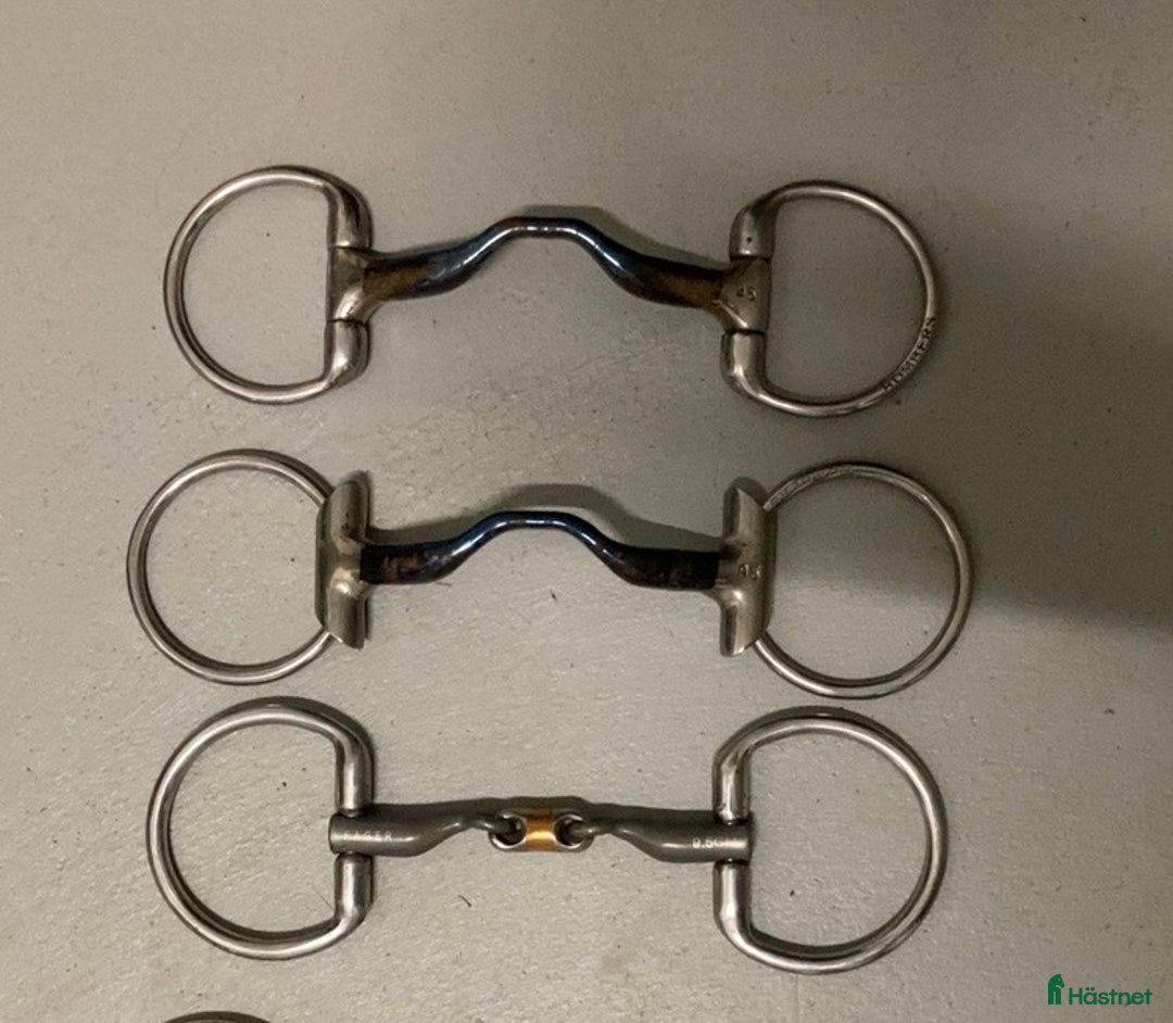 Bett hästutrustning till salu: 9,5 Bomber happy tongue & fager Matilda  i Vingåker - Annons 1