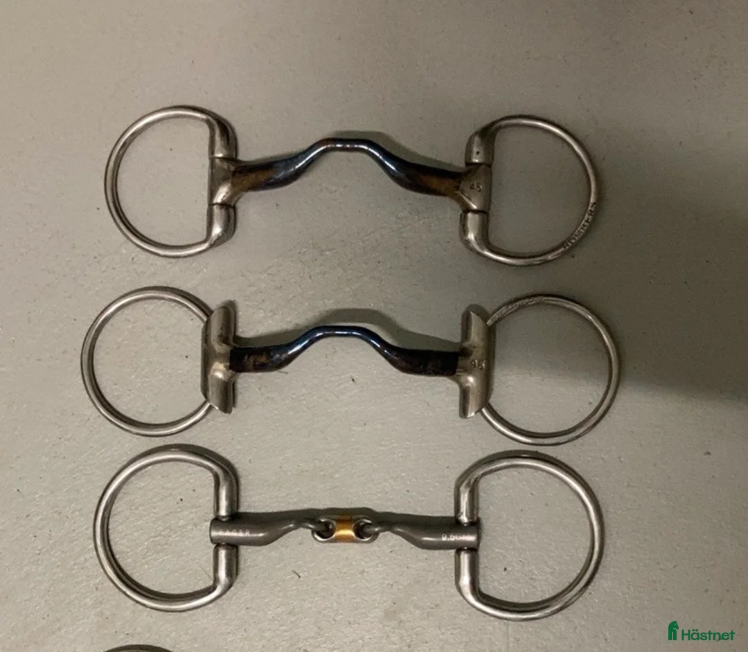 Bett hästutrustning till salu: 9,5 Bomber happy tongue & fager Matilda  i Vingåker - Annons 1