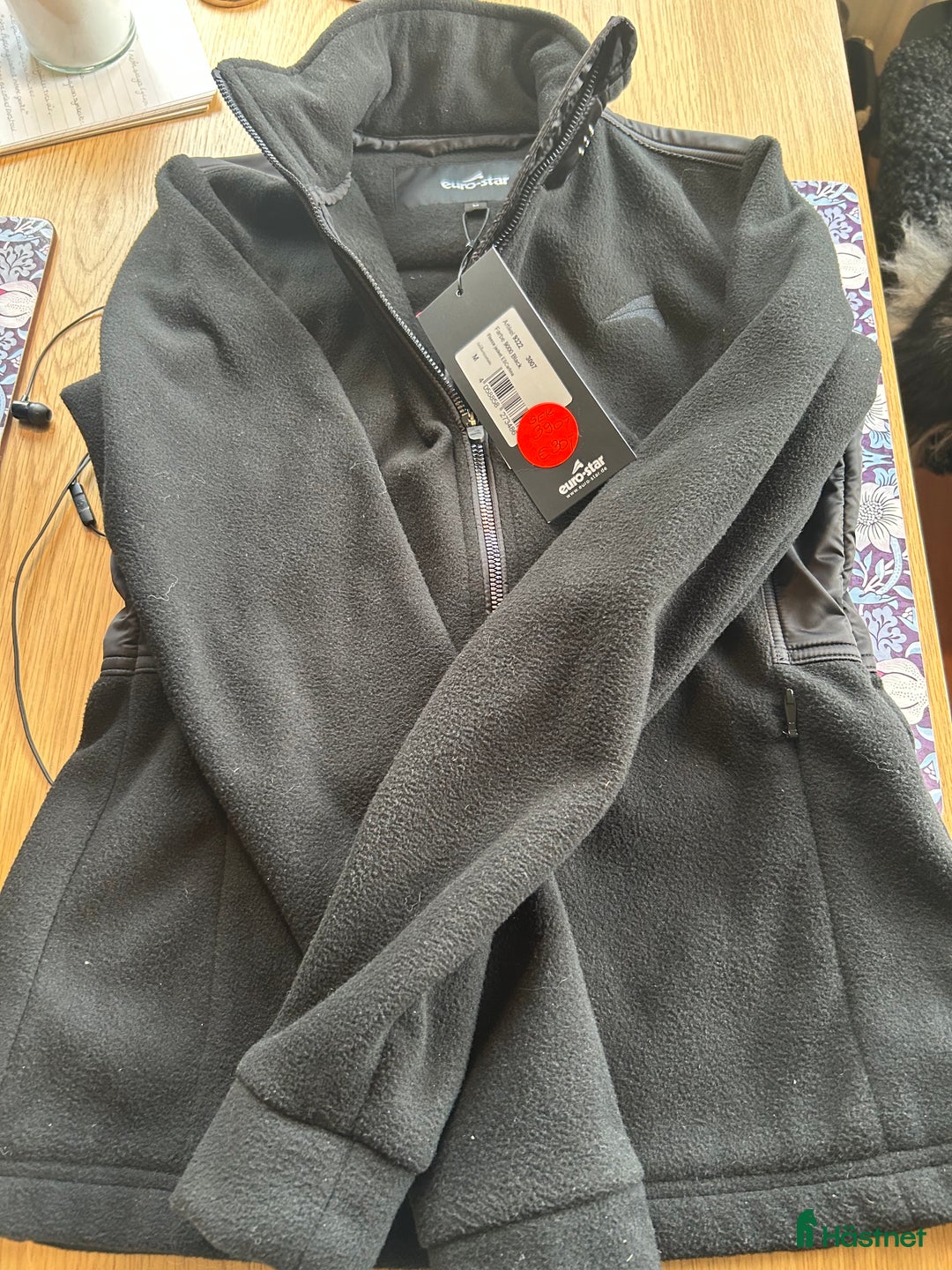 Jackor & Kavajer ryttarutrustning till salu: Helt ny svart fleecejacka i nätt modell  i Flyinge - Annons 2