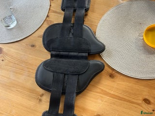 Sadeltillbehör hästutrustning till salu: Svart anatomisk dressyrgjord i Lessebo - Annons 3