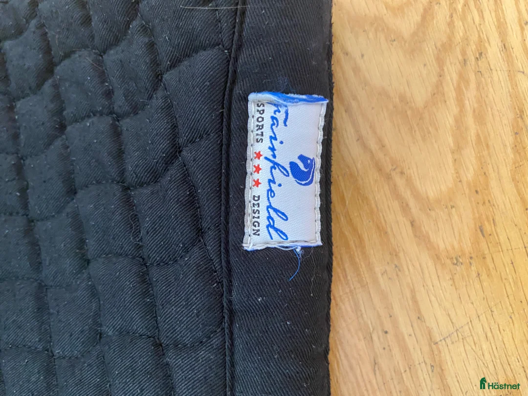 Schabrak & Vojlockar hästutrustning till salu: Svart Fairfield dressyrschabrak - Annons 3