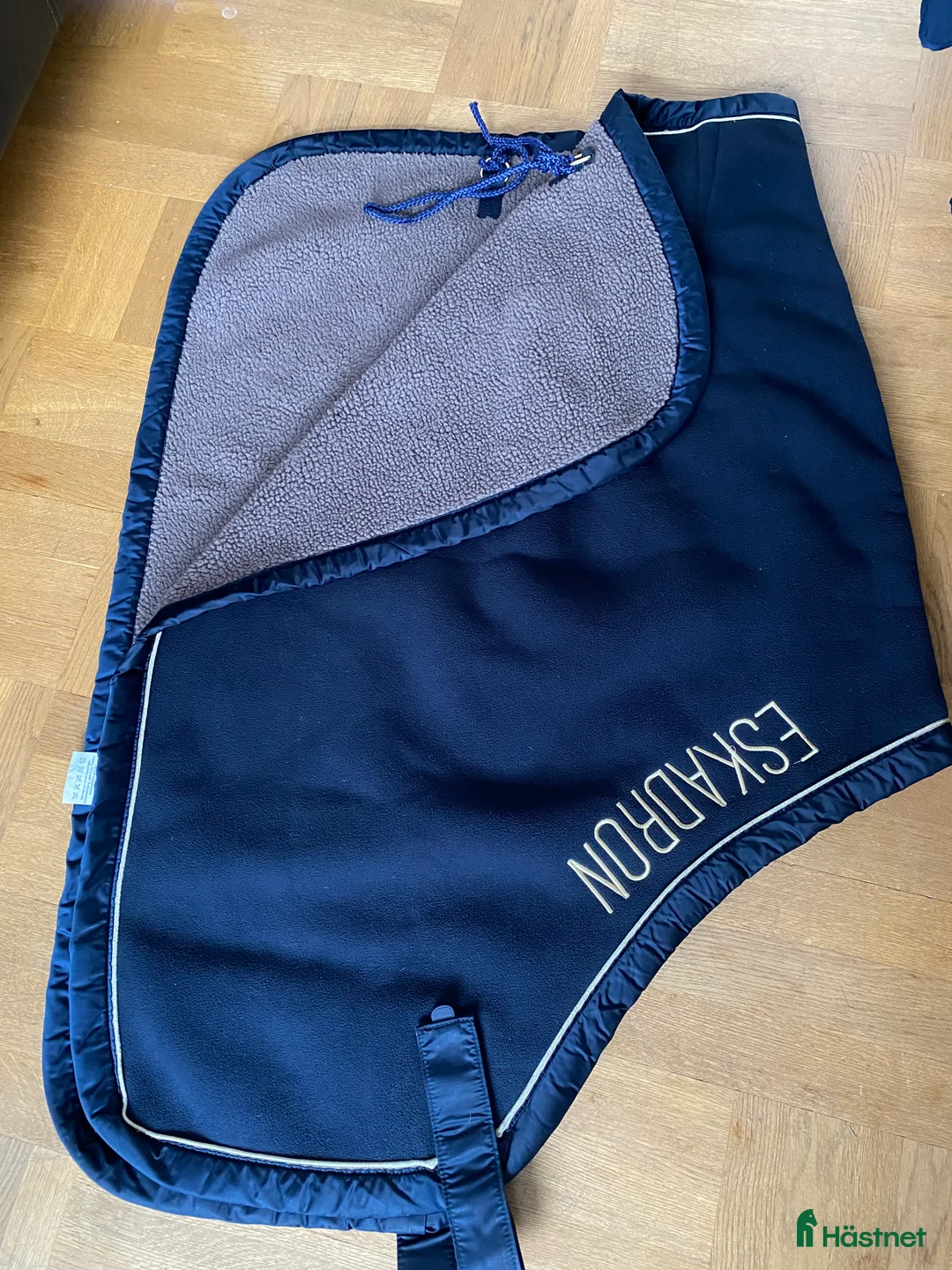 Täcken hästutrustning till salu: Lyxigt Ländtäcke Eskadron i Uppsala - Annons 1