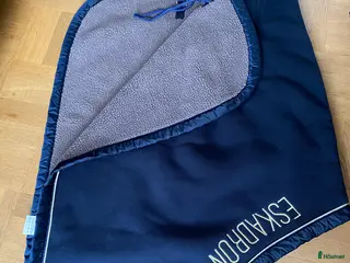 Täcken hästutrustning till salu: Lyxigt Ländtäcke Eskadron i Uppsala - Annons 2