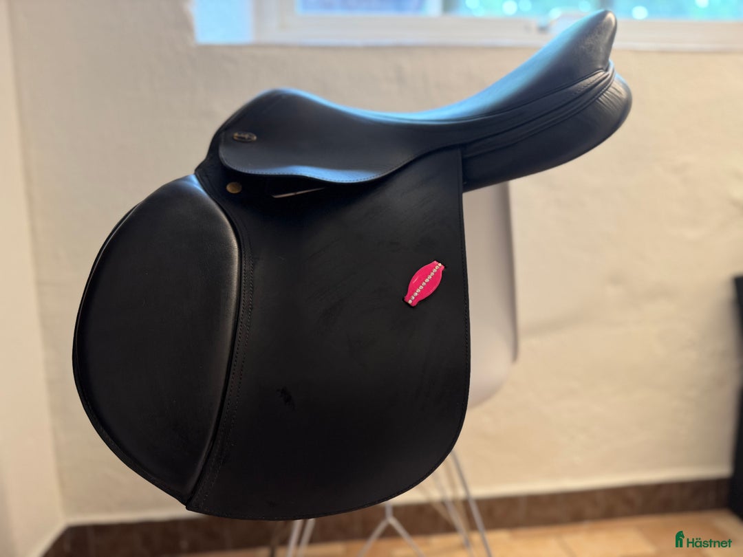 Sadlar hästutrustning till salu: INTRESSEKOLL Santa Cruz i Helsingborg - Annons 2