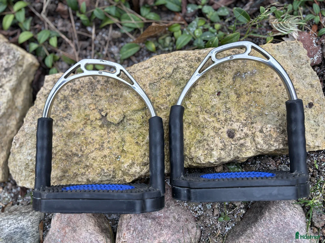 Stigbyglar hästutrustning till salu: Sprenger Bow Balance Stigbyglar - Annons 2