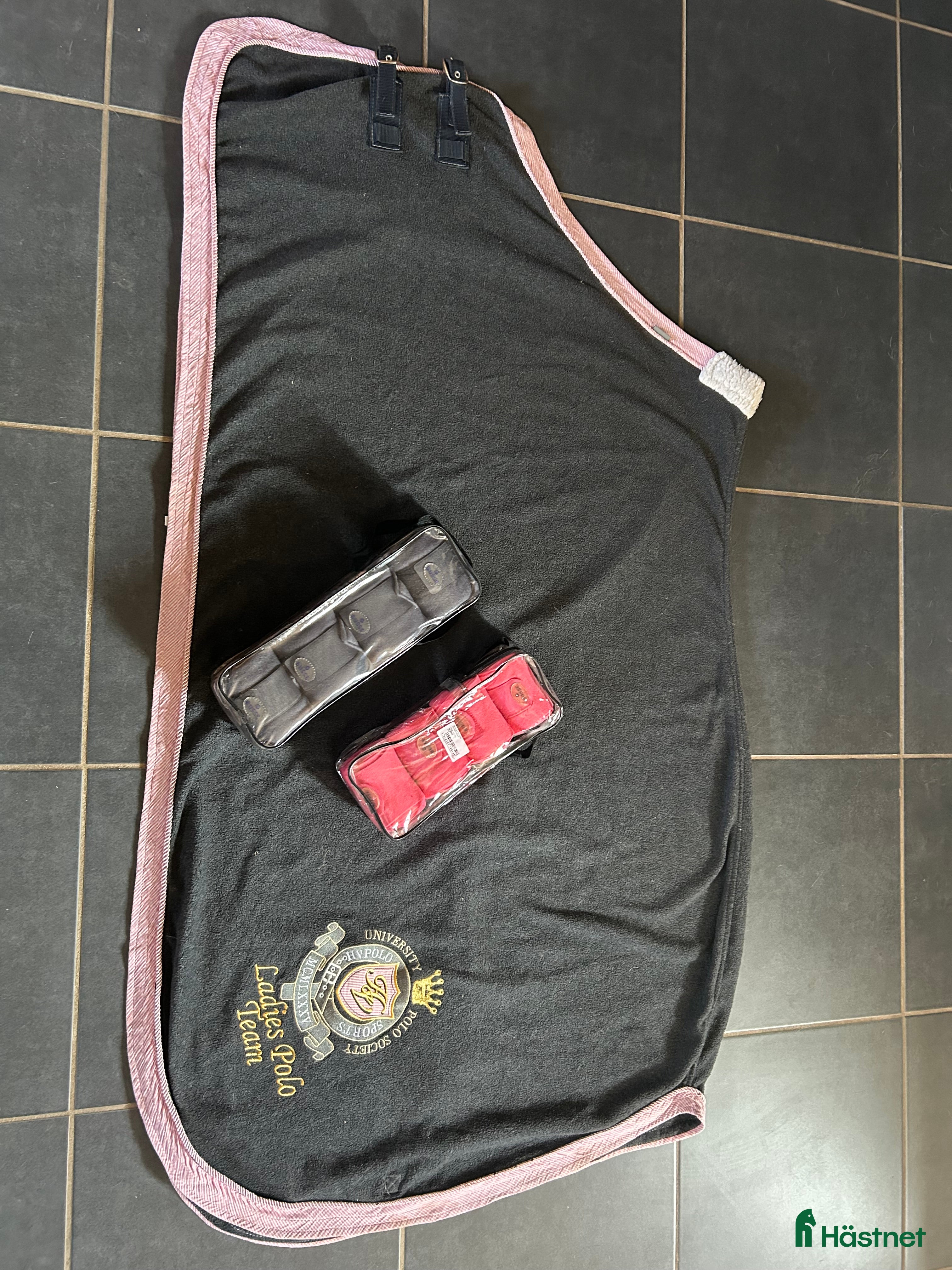 Täcken hästutrustning till salu: Snyggt fleecetäcken och nya oanvända lindor i Vellinge - Annons 4