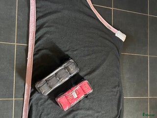 Täcken hästutrustning till salu: Snyggt fleecetäcken och nya oanvända lindor i Vellinge - Annons 4