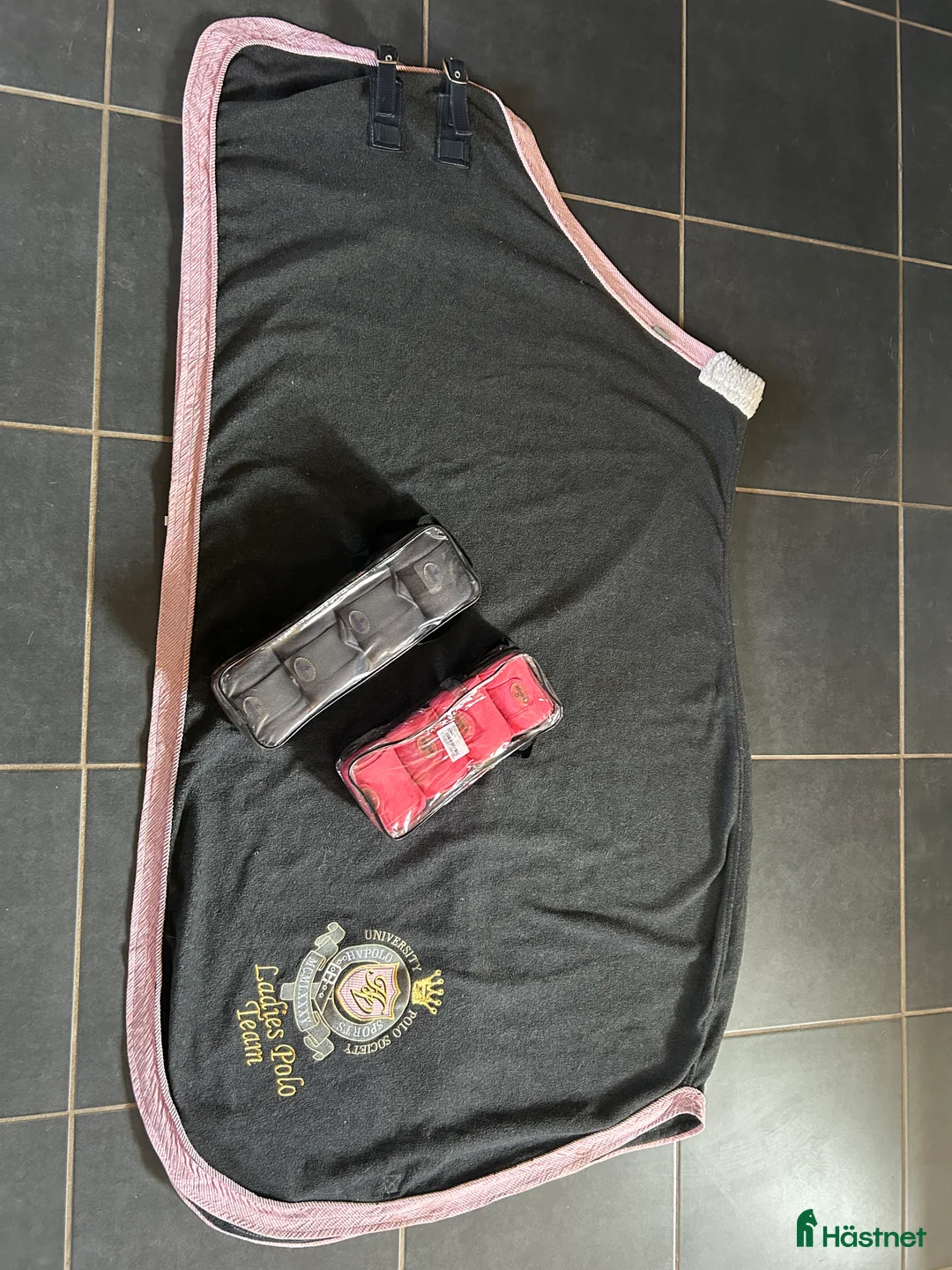 Täcken hästutrustning till salu: Snyggt fleecetäcken och nya oanvända lindor i Vellinge - Annons 1