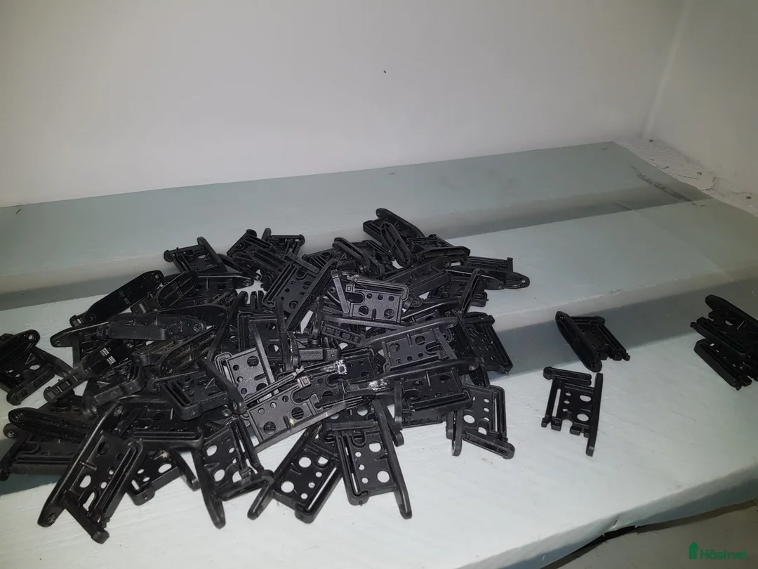 Stallinredning, stängsel & gård övrig utrustning till salu: Bandisolatorer och bandsträckare i Söråker - Annons 1