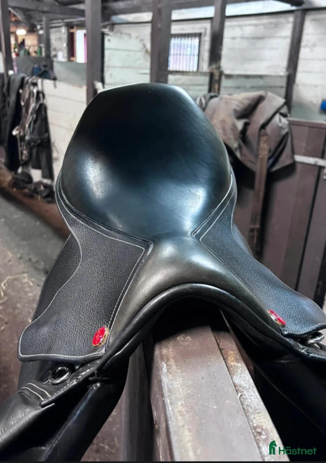 Sadlar hästutrustning till salu: Knights Sir Walter hoppsadel, 17 tum - Annons 5