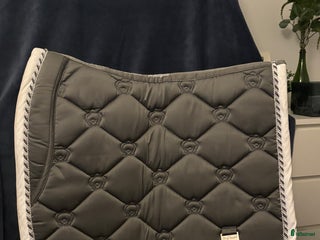 Schabrak & Vojlockar hästutrustning till salu: Grått PS dressyrschabrak i Östersund - Annons 4