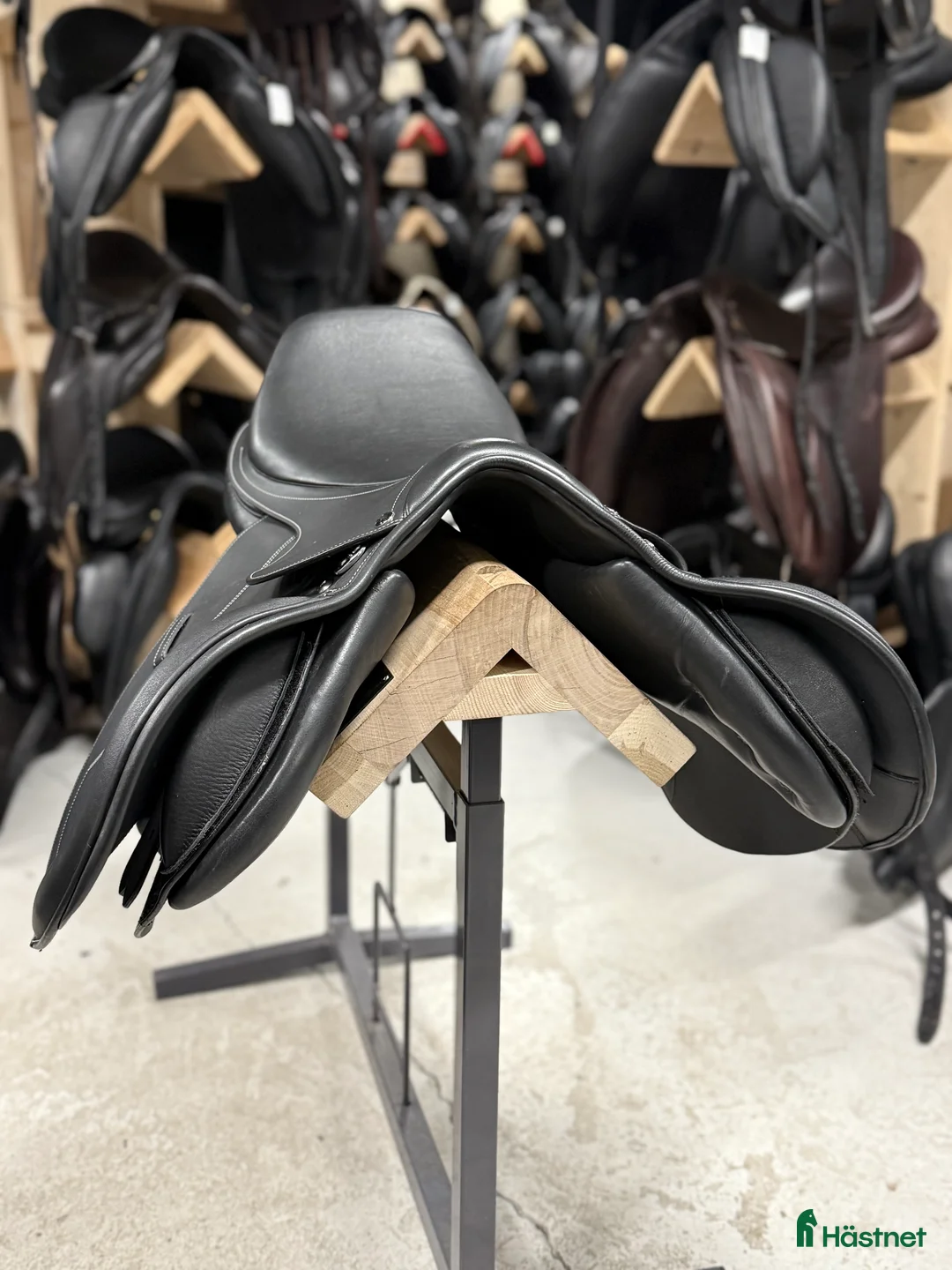 Sadlar hästutrustning till salu: REA 25% Knight Tristan 17” svart  i Knivsta - Annons 2
