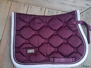 Schabrak & Vojlockar hästutrustning till salu: Sänkt pris! fint equestrian stockholm schabrak i Forsa - Annons 2