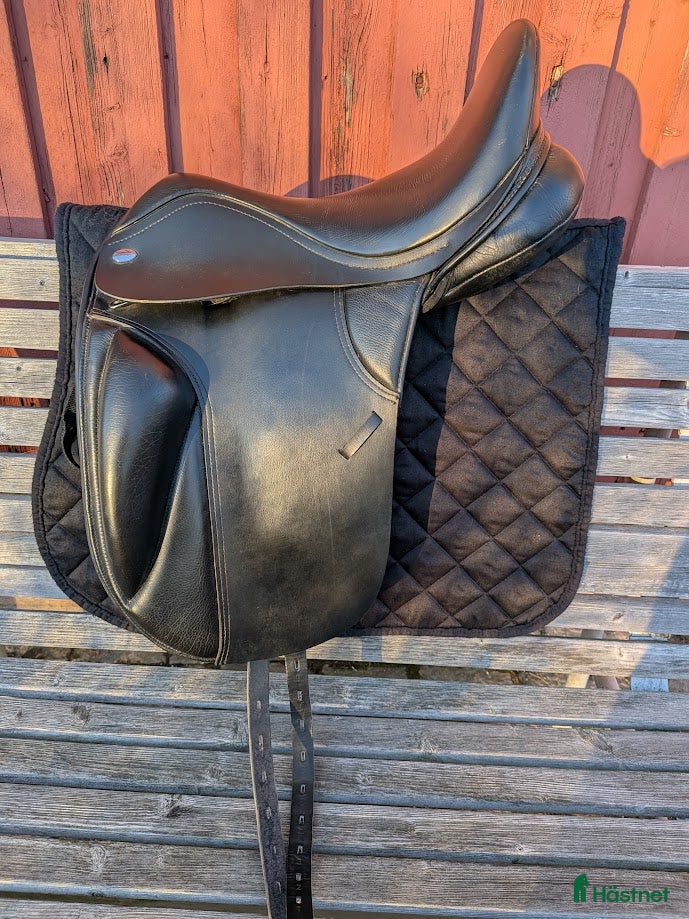 Sadlar hästutrustning Skön dressyrsadel i Akalla n.v. Stockholm - Annons 2