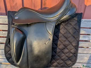 Sadlar hästutrustning Skön dressyrsadel i Akalla n.v. Stockholm - Annons 1