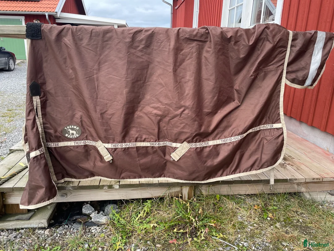 Täcken hästutrustning till salu: Regn/vindtäcke, stl 135 - Annons 1