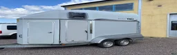 Hästtransporter  fordon & transport till salu: Rymlig trailer med sadelkammare  - Annons 1