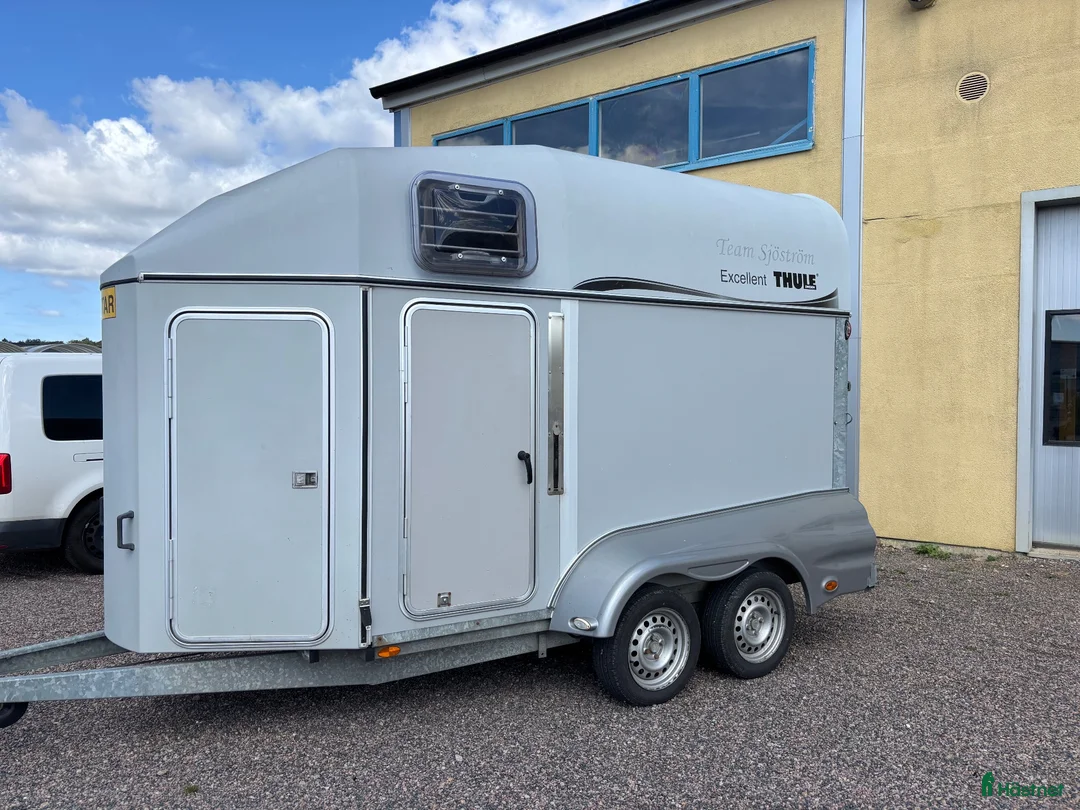 Hästtransporter  fordon & transport till salu: Rymlig trailer med sadelkammare  - Annons 1