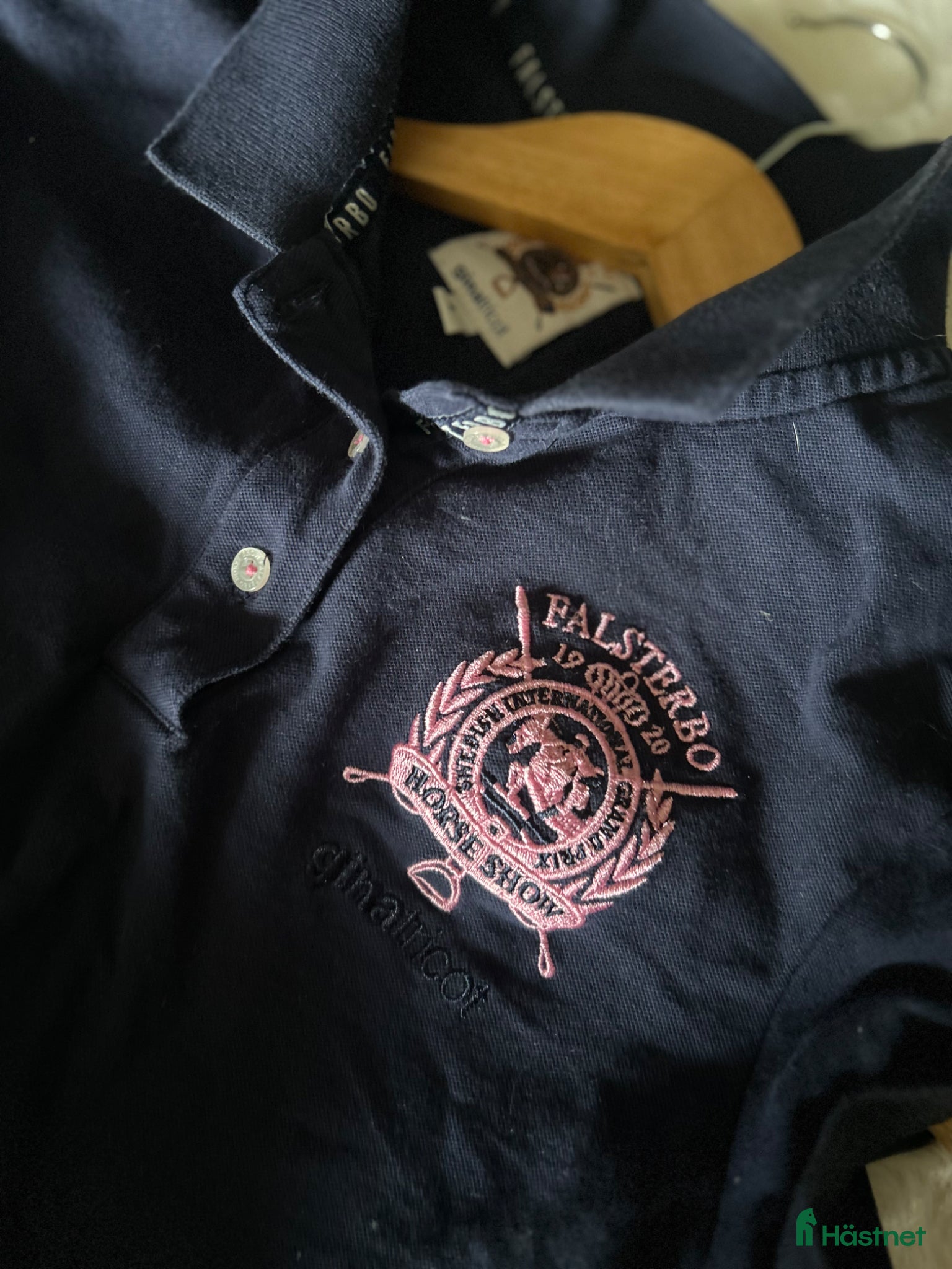 Övrigt Ridkläder ryttarutrustning till salu: Falsterbo hoodie och pikétröjor! - Annons 1