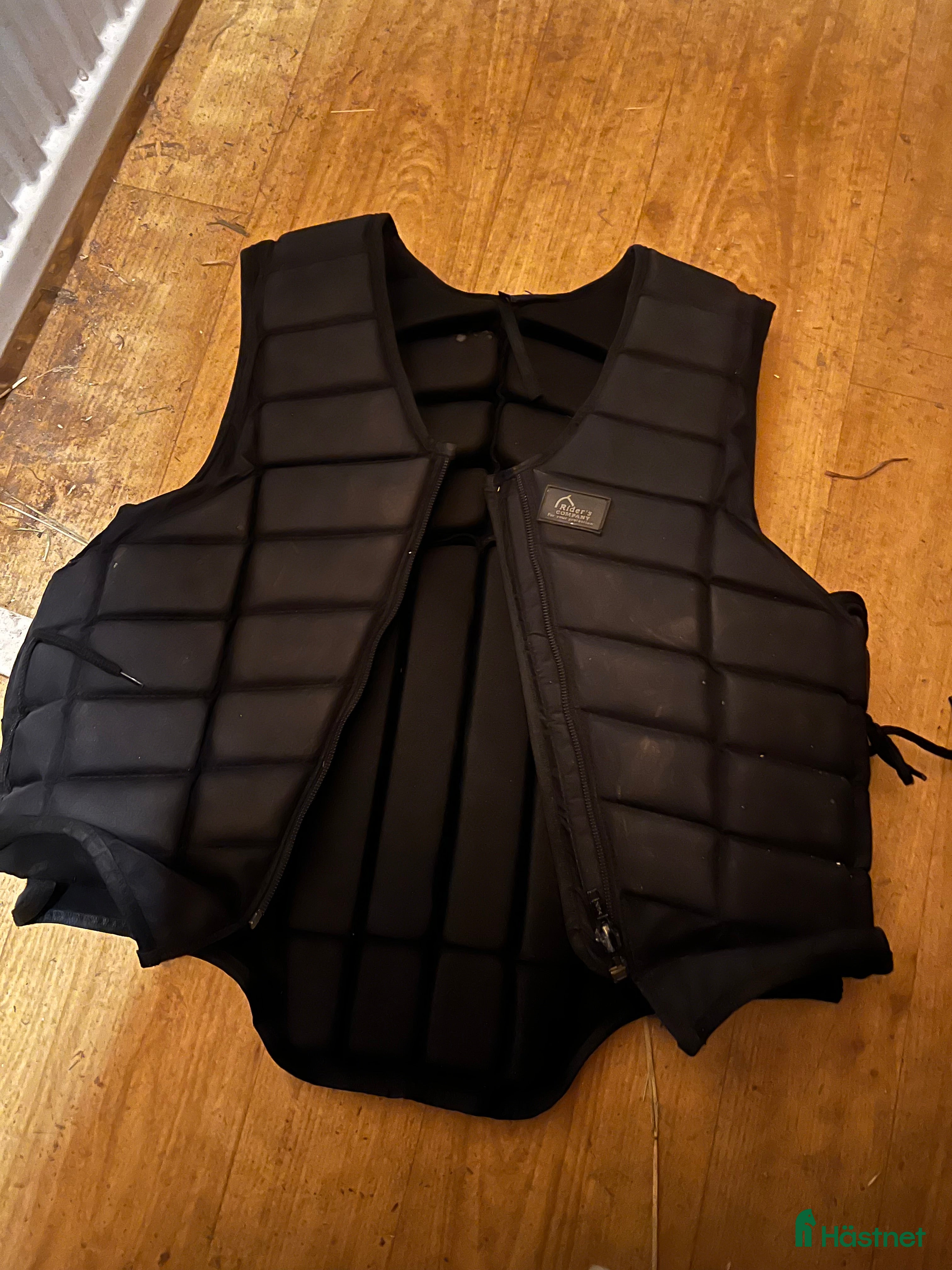Säkerhetsvästar ryttarutrustning till salu: Västar  i Göteborg - Annons 1
