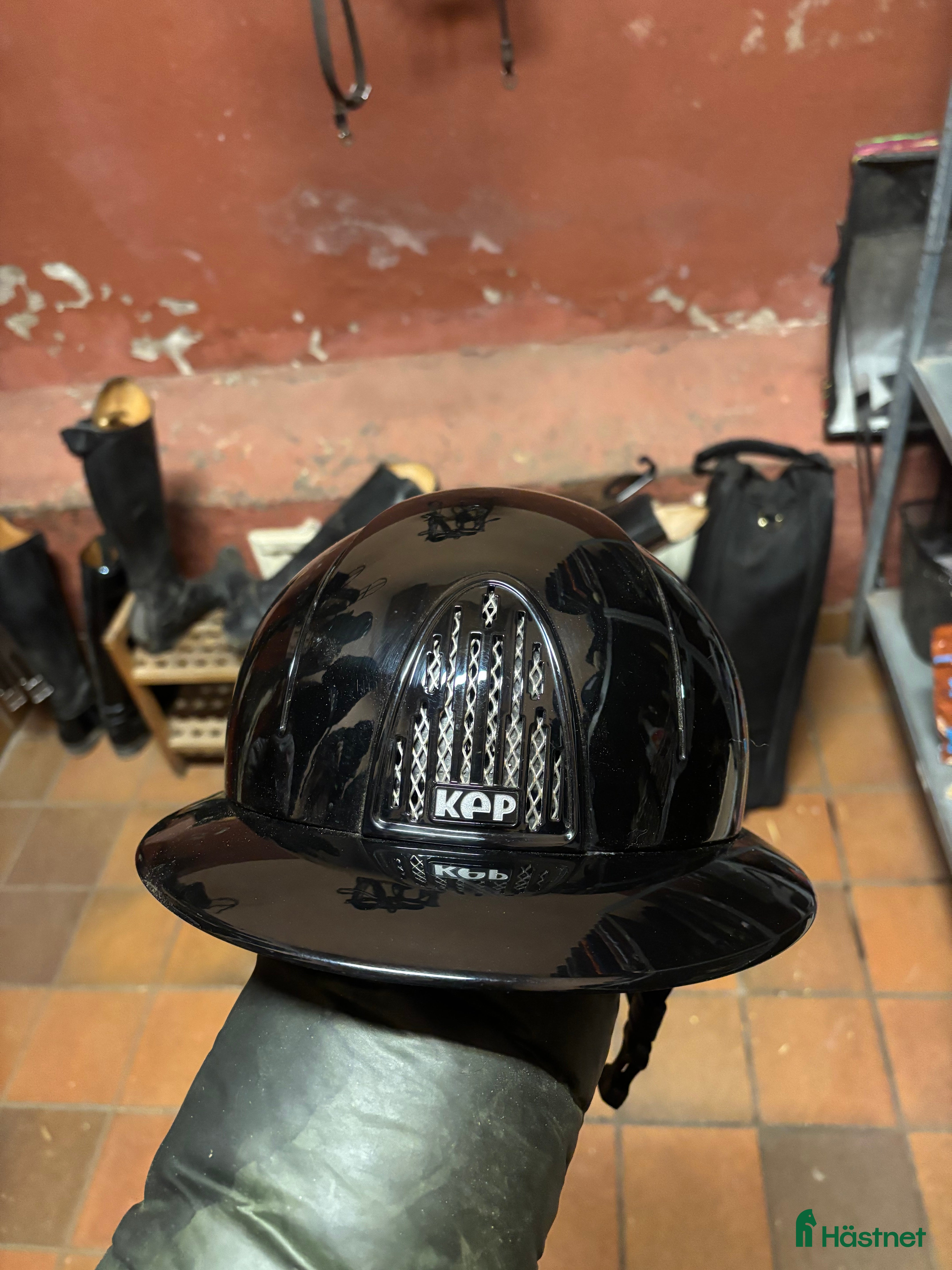 Hjälmar ryttarutrustning till salu: Kep Glossy Strl M - Annons 2