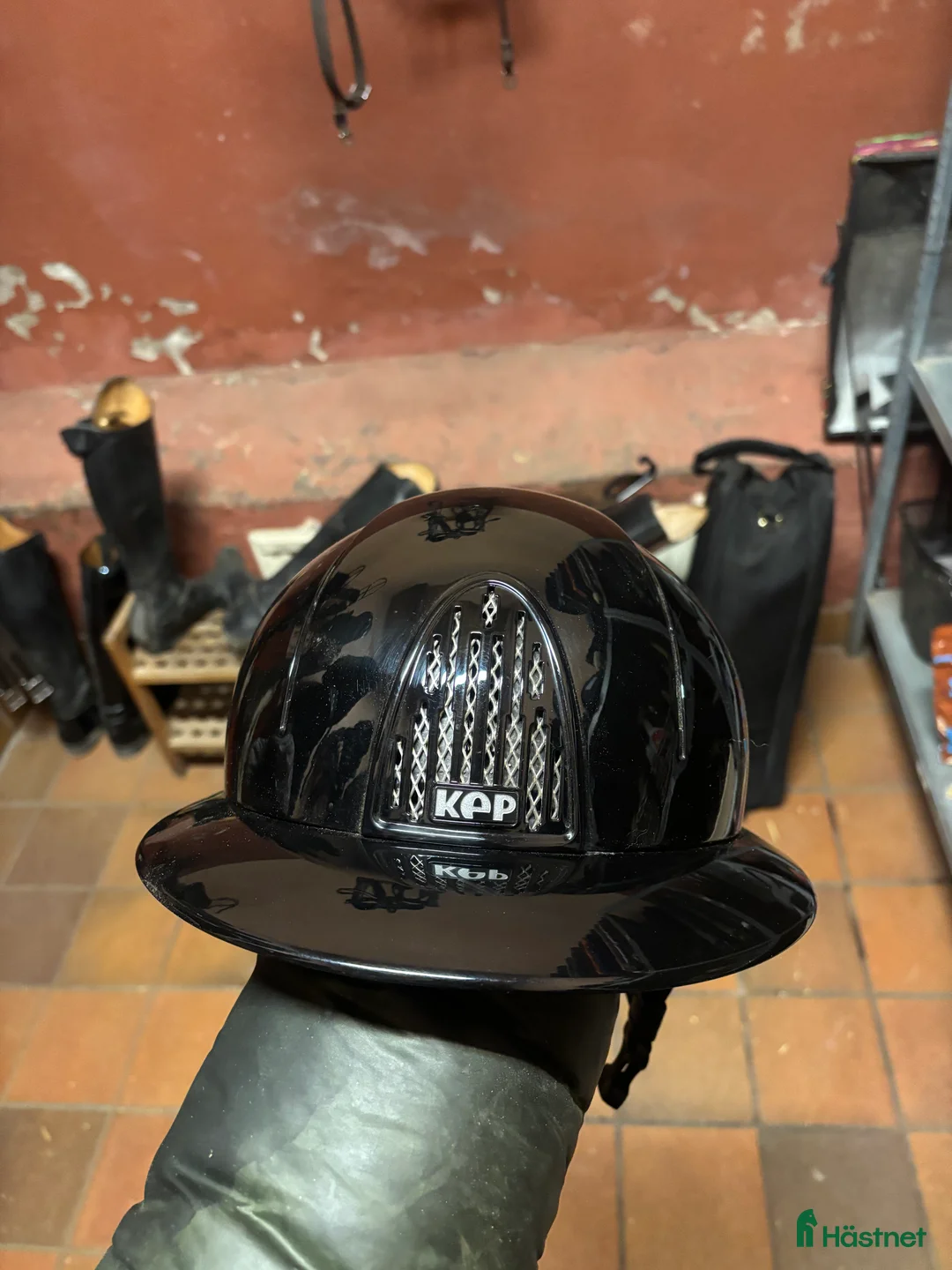 Hjälmar ryttarutrustning till salu: Kep Glossy Strl M - Annons 1