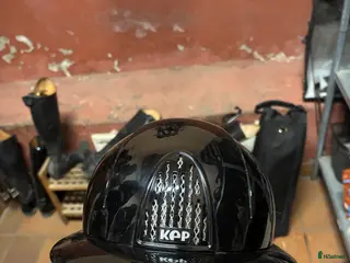 Hjälmar ryttarutrustning till salu: Kep Glossy Strl M - Annons 4