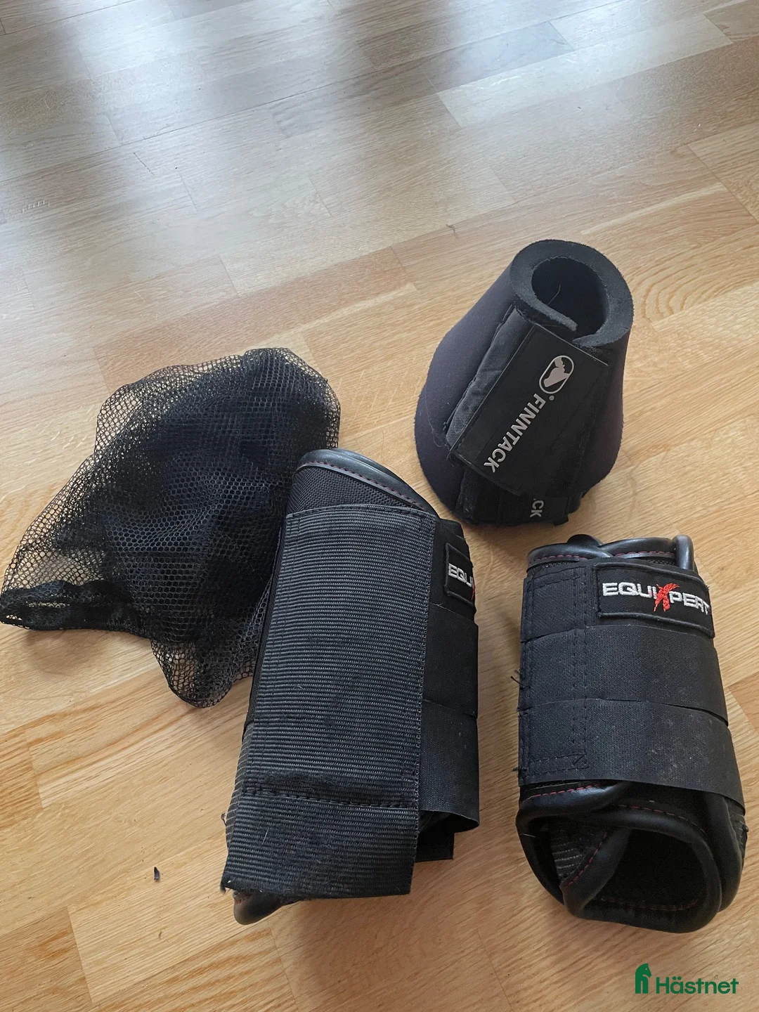 Benskydd hästutrustning till salu: Terrängskydd 4 st och 2 boots  - Annons 1