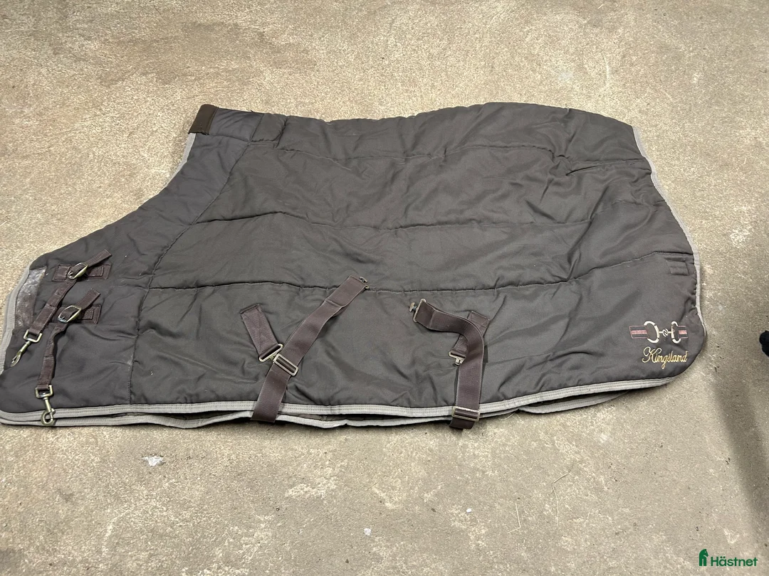 Täcken hästutrustning till salu: Stalltäcke 300 g i Munka-ljungby - Annons 1