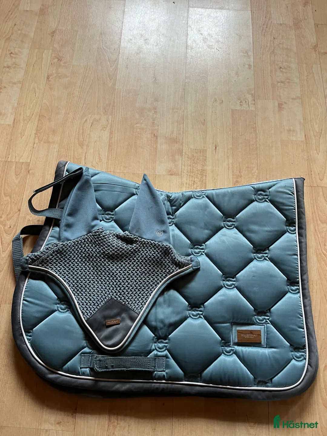 Schabrak & Vojlockar hästutrustning till salu: Steel Blue Equestrian Stockholm sett - Annons 1