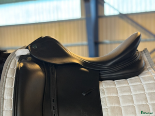 Sadlar hästutrustning till salu: Prestige Modena dressur - BUD MOTTAS - Annons 1