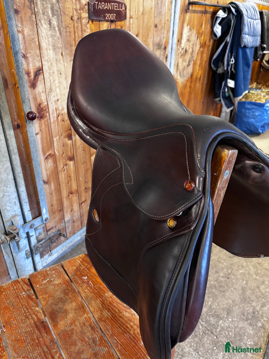 Sadlar hästutrustning till salu: Prestige Versailles hoppsadel brun. 17/32 M +2 i Nol - Annons 3