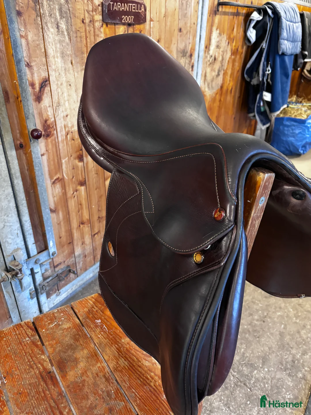 Sadlar hästutrustning till salu: Prestige Versailles hoppsadel brun. 17/32 M +2 i Nol - Annons 3