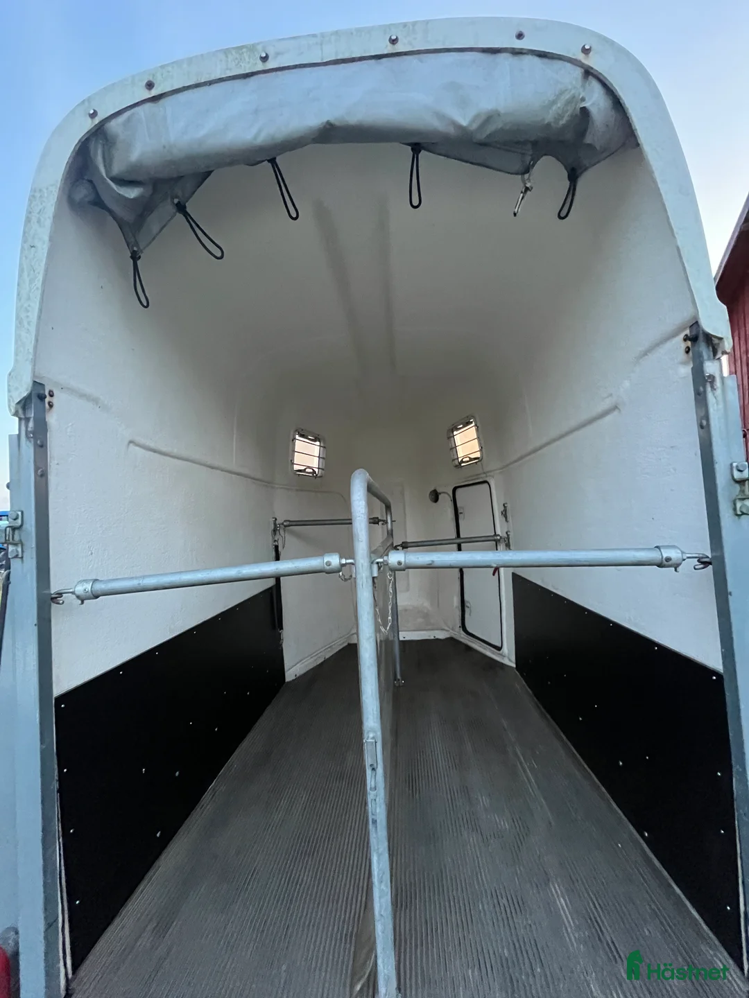 Hästtransporter  fordon & transport till salu: 630kg lastvikt B-kort nyrenoverad extra rymlig  i Nygård - Annons 2