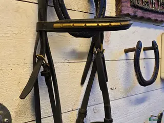 Träns hästutrustning Ett ponnyträns, samt ett i strl full. Frakt ingår - Annons 7