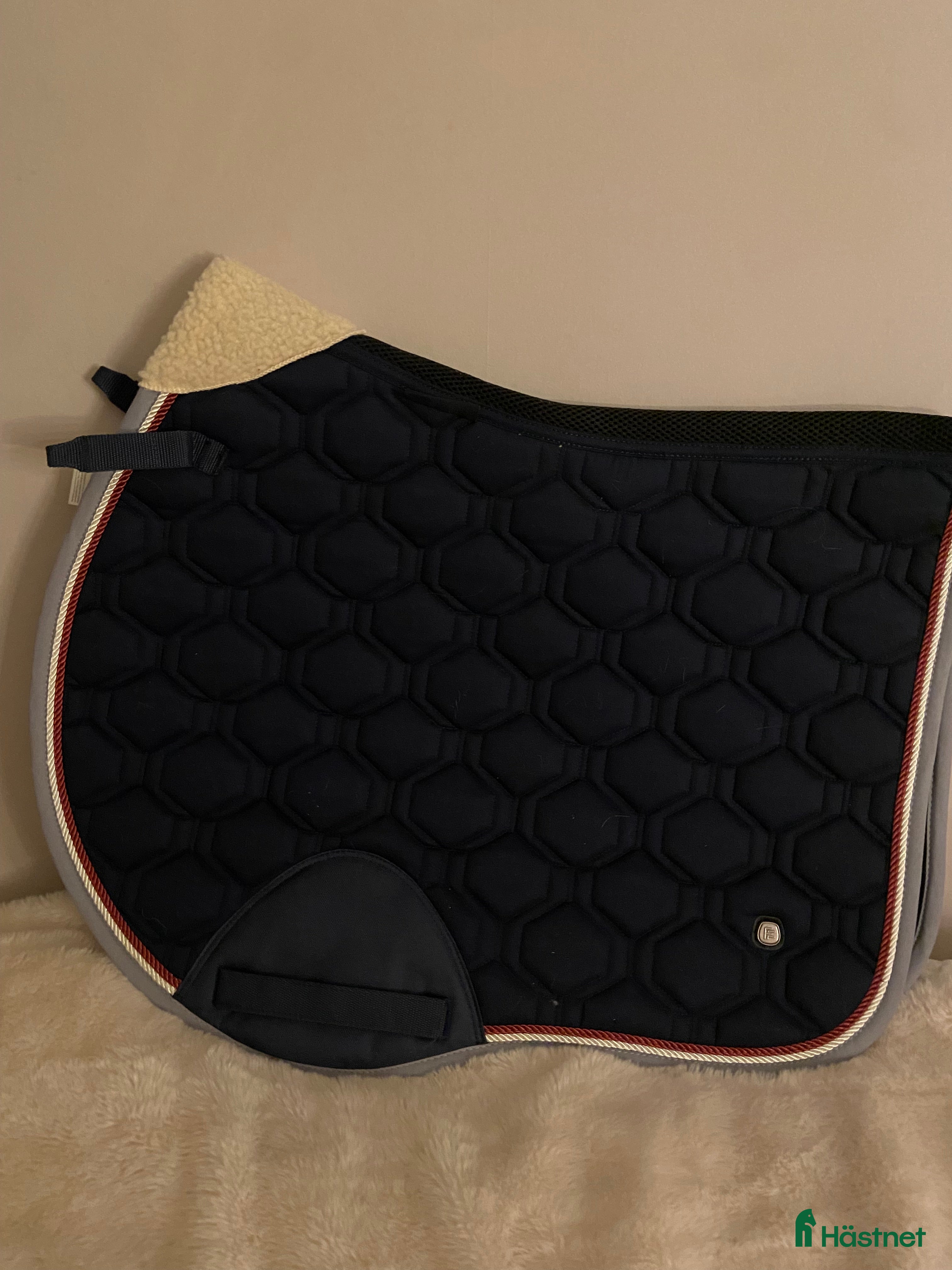 Schabrak & Vojlockar hästutrustning Mörkblått schabrak med rödvita detaljer på kanten - Annons 15