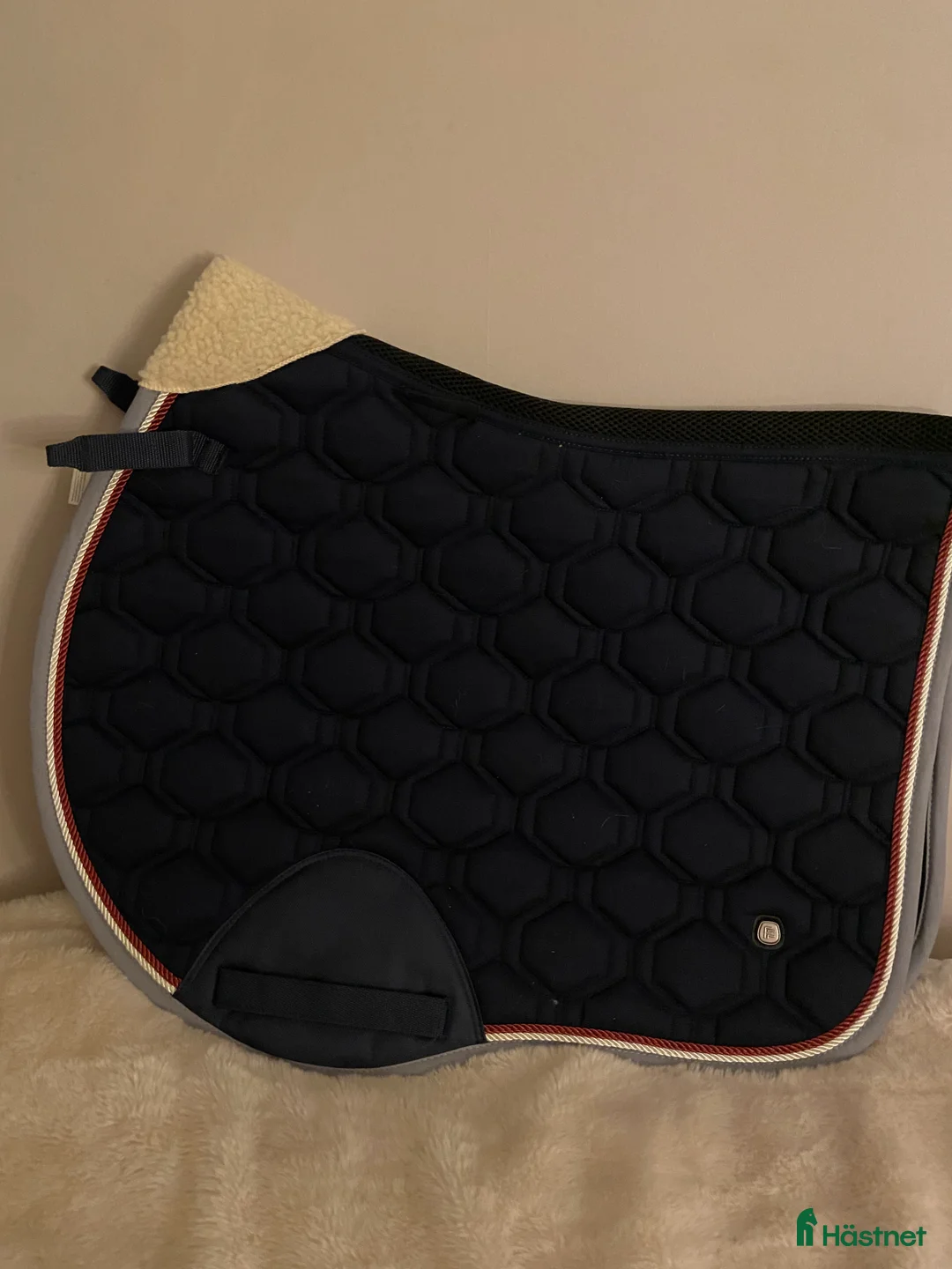 Schabrak & Vojlockar hästutrustning till salu: Mörkblått schabrak med rödvita detaljer på kanten - Annons 1