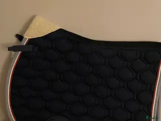 Schabrak & Vojlockar hästutrustning Mörkblått schabrak med rödvita detaljer på kanten - Annons 15