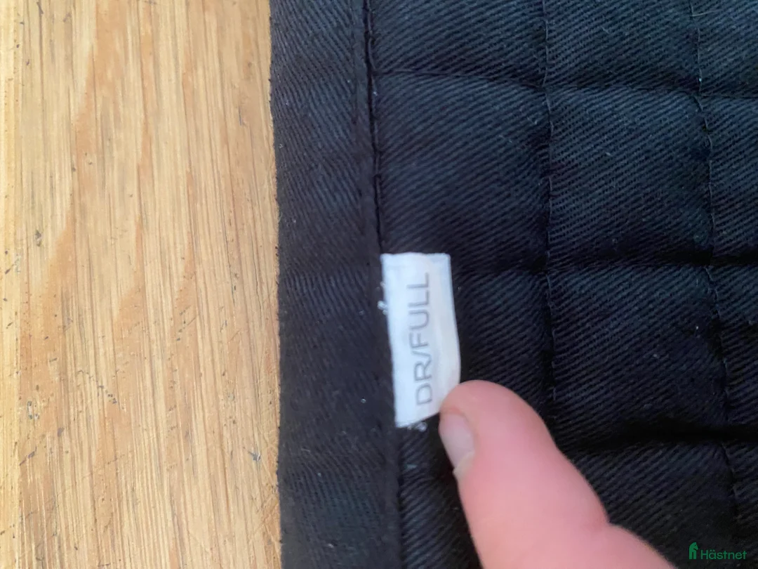 Schabrak & Vojlockar hästutrustning till salu: 2 svarta hööks dressyrschabrak - Annons 4