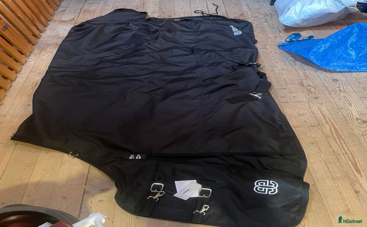 Täcken hästutrustning till salu i Värnamo - Annons 18