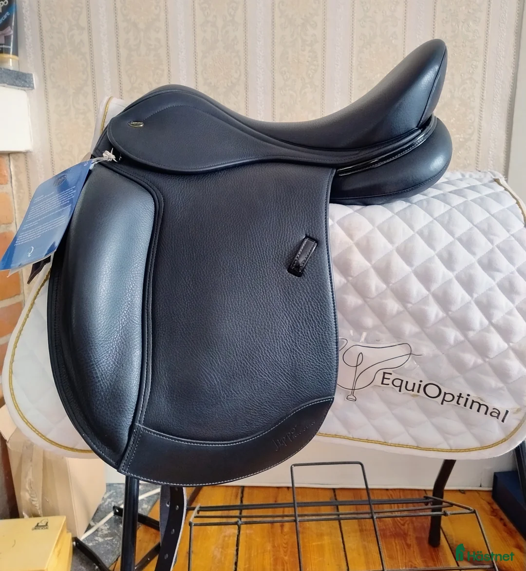 Sadlar hästutrustning till salu: NY Lippo Dressyrsadel - Annons 1