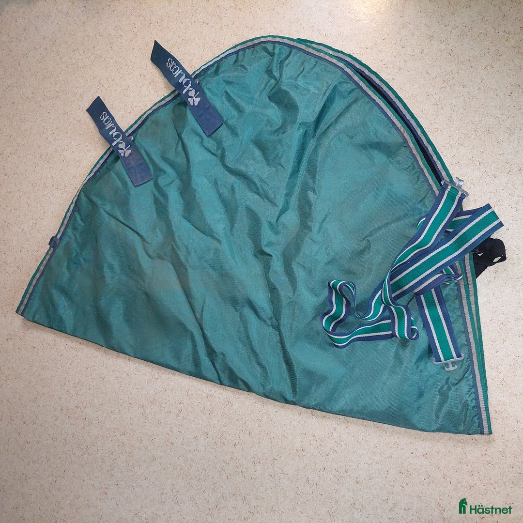 Täcken hästutrustning till salu: Halstäcke i Veddige - Annons 1