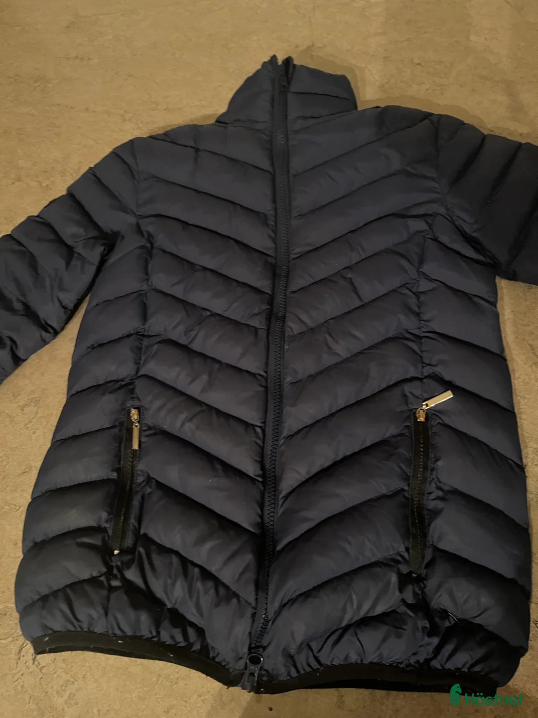 Jackor & Kavajer ryttarutrustning till salu: Superfin dunjacka från equestrian Stockholm💙 i Gemla - Annons 6