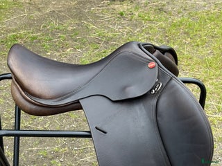 Sadlar hästutrustning till salu: Jätte fin sadel till salu i Fjärås - Annons 1
