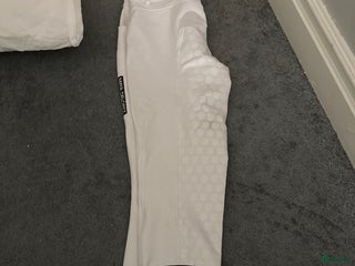 Ridbyxor ryttarutrustning till salu: Vita Tävlings byxor/ Maya delorez i Alnö - Annons 4