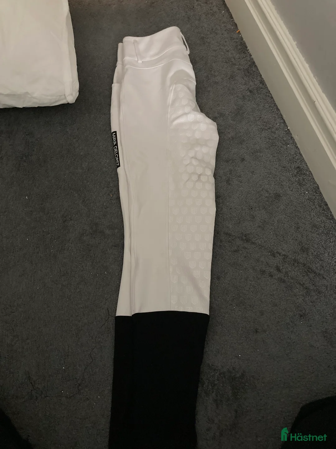 Ridbyxor ryttarutrustning till salu:  Vita Tävlings byxor/ Maya delorez  i Alnö - Annons 1