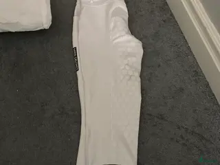 Ridbyxor ryttarutrustning till salu: Vita Tävlings byxor/ Maya delorez i Alnö - Annons 4