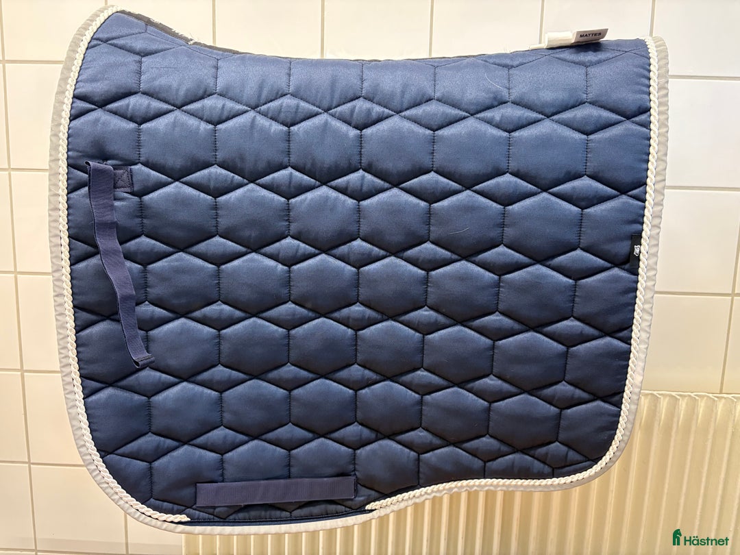 Schabrak & Vojlockar hästutrustning till salu: Marinblått Mattes Dressyrschabrak  i Karlstad - Annons 2
