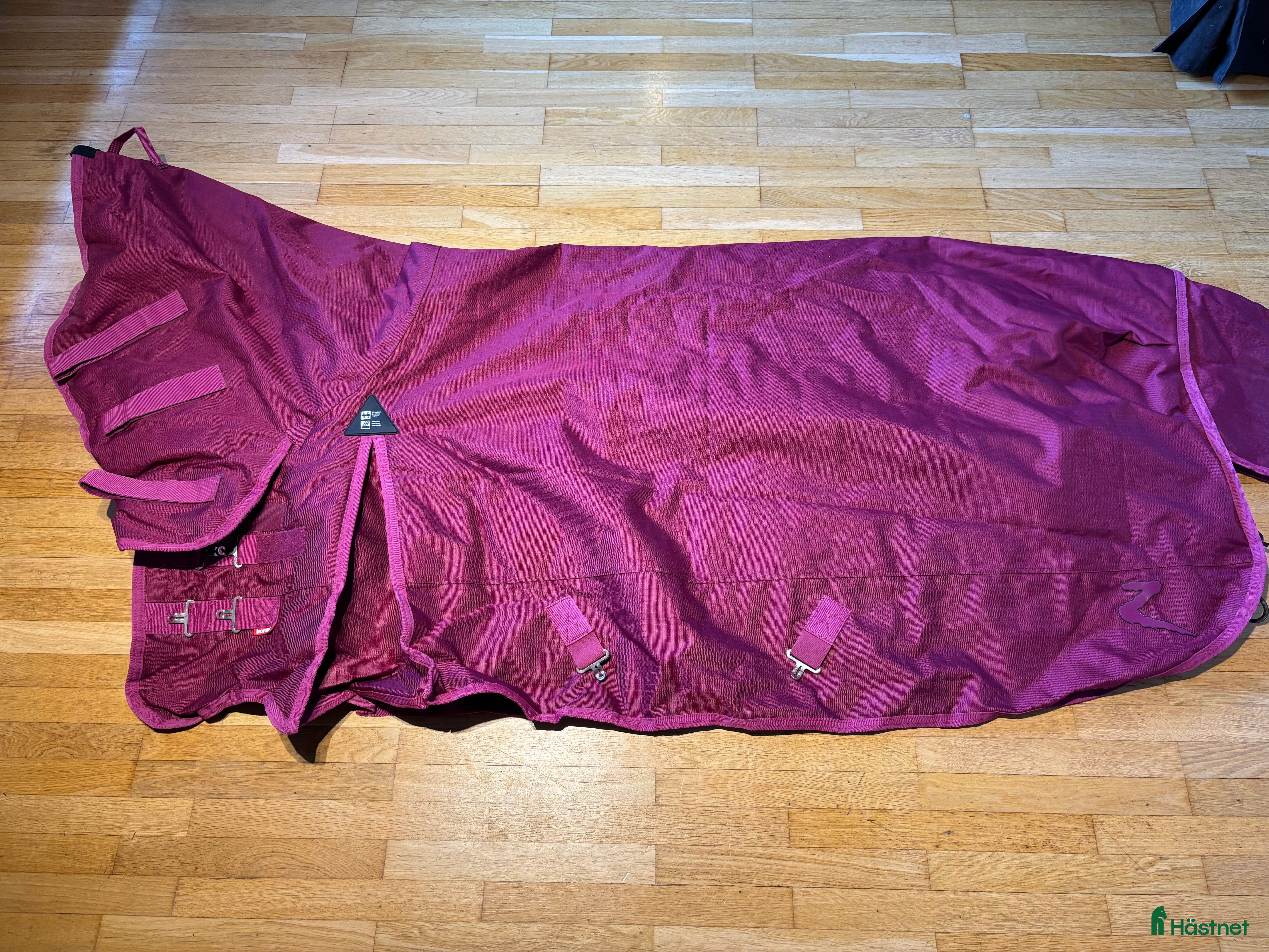 Täcken hästutrustning till salu: Rosa Täcken strl 135 i Sandviken - Annons 1