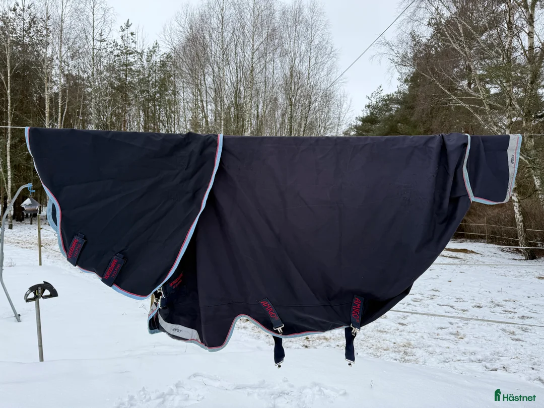 Täcken hästutrustning till salu: Regntäcke Utetäcke Horseware m hals i Visby - Annons 1